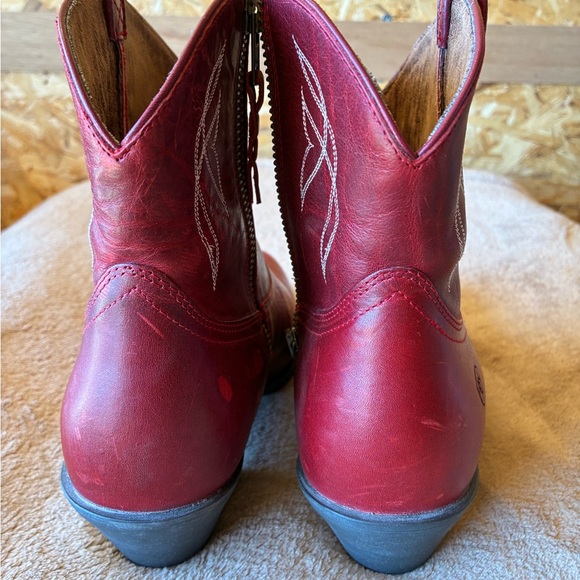 ARIAT DARLIN ROSY RED BOOTS - ROUND TOE 
SIZE 11 B - Picture 11 of 13